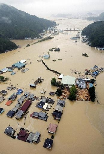 Ảnh chụp từ trên máy bay thị trấn Kiho, khu vực Mie, miền tây Nhật Bản. Ảnh: Reuters.